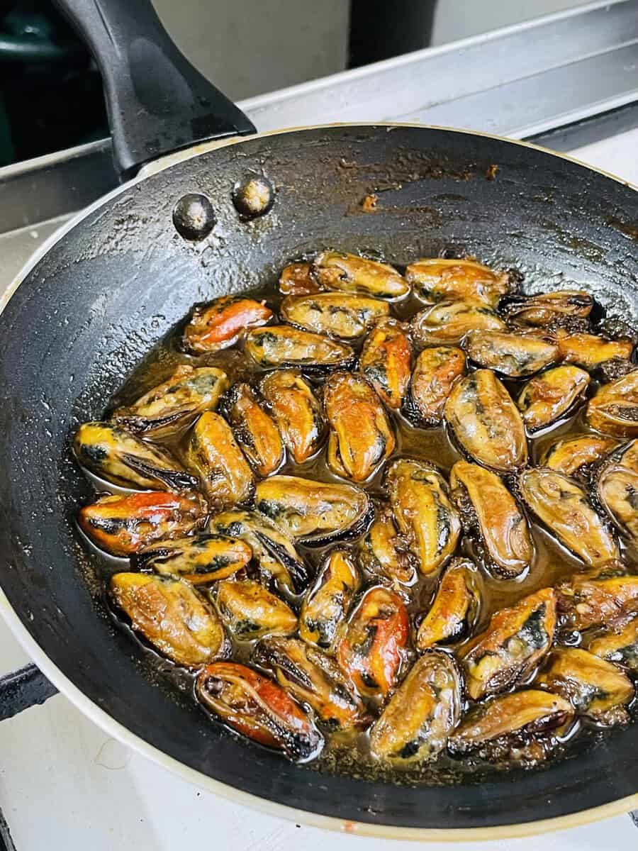  Adobong Tahong (Filipino Mussels Adobo)